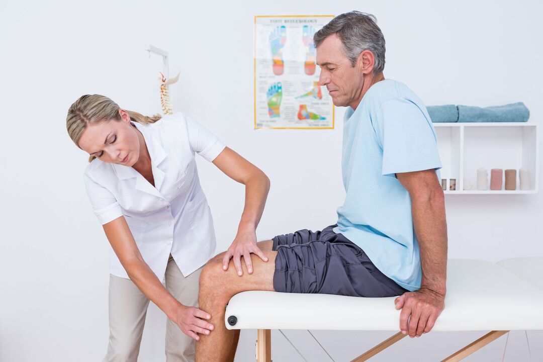 the doctor examining a patient with knee osteoarthritis