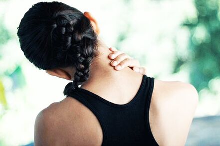 Discomfort for neck movements - symptoms of osteochondrosis