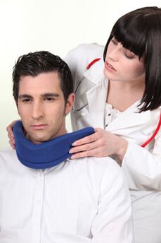 The doctor puts the patient's collar shantsz