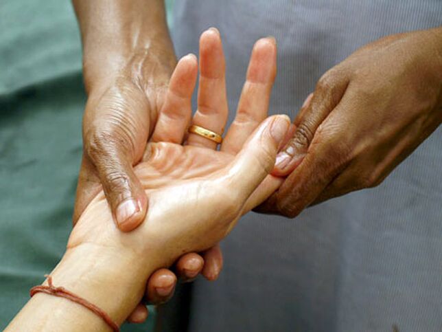 Manual therapy is a very popular method for the treatment of rhizarthrosis affecting the joints of the fingers.